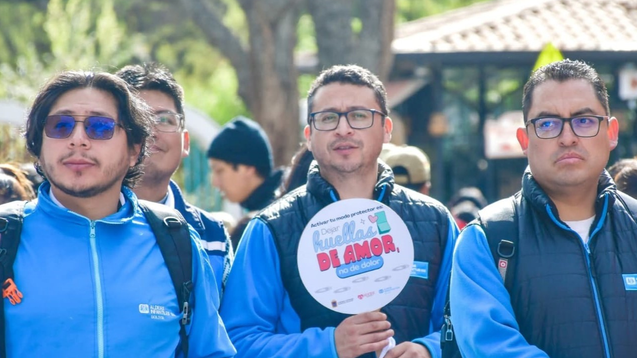 Participantes en la feria informativa por el día de la solidaridad
