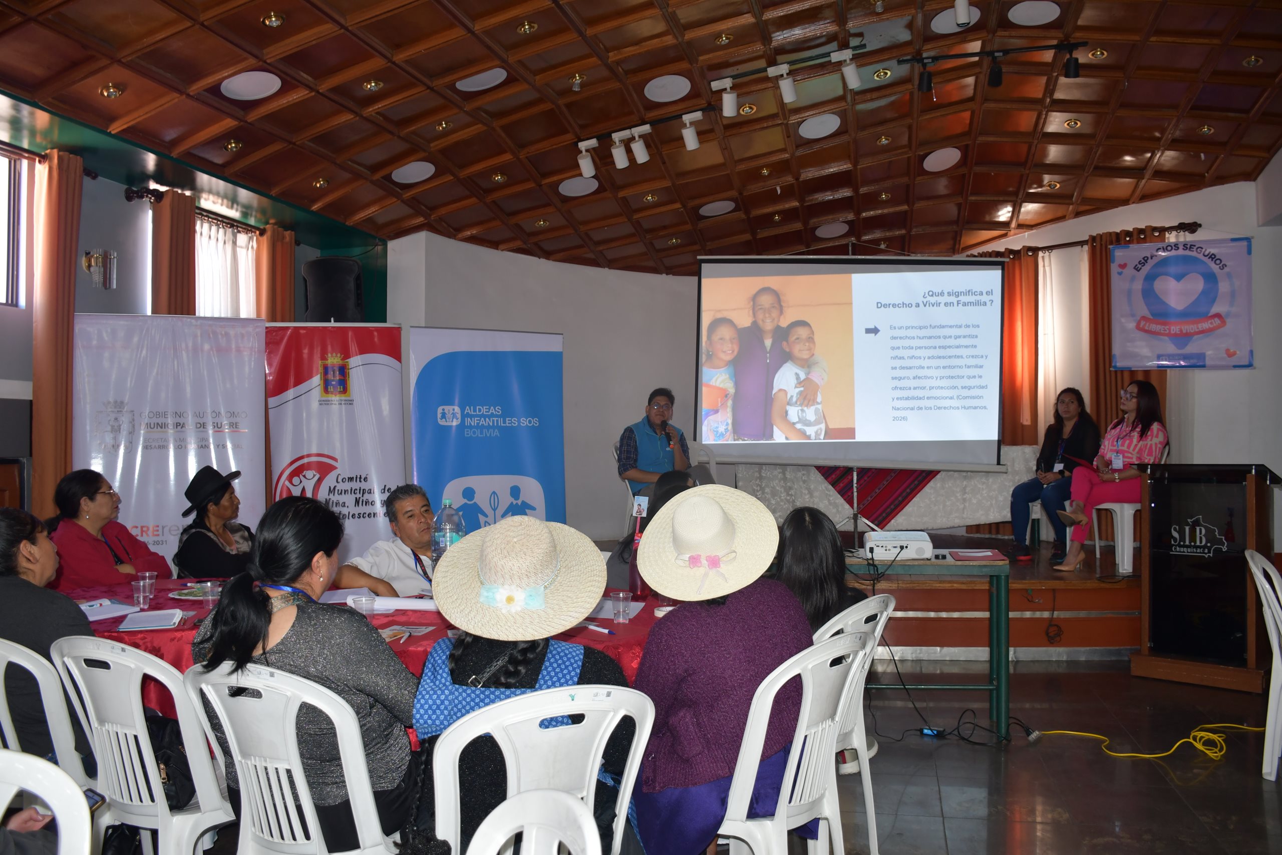 Participantes del encuentro comunitario de Sucre