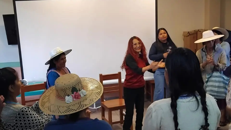 Inicio del taller con cuidadoras y jefas de hogar en Sucre