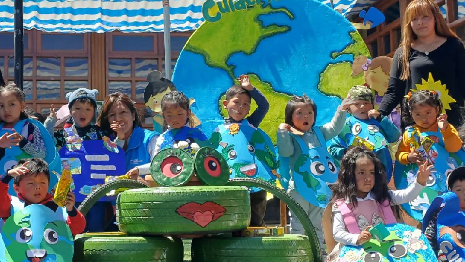 Niña compartiendo mensaje sobre el agua