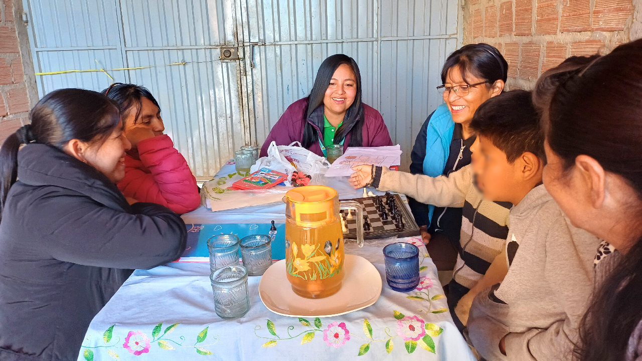 Representantes de Cooperativa Madre y Maestra en visita a familias acompañadas por Aldeas Infantiles SOS Bolivia
