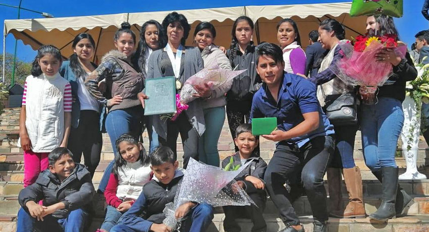 La mamá SOS Mercedes Zambrana junto a su familia