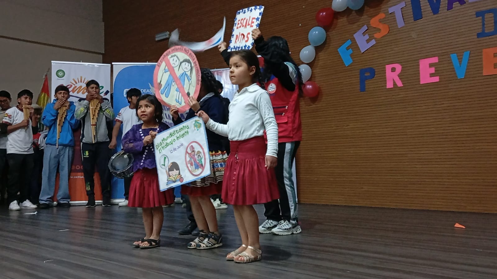 Entrega de poleras distintivas