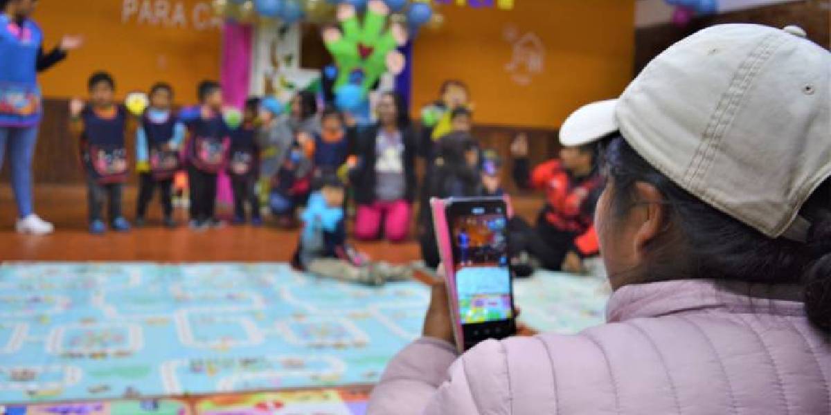 Niñas y niños en un espacio seguro con estimulación temprana