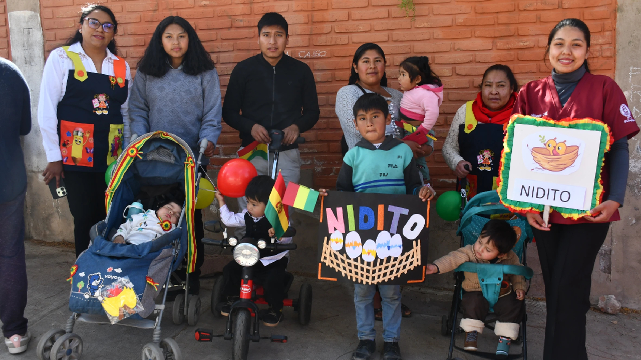 Niñas y niños representando las danzas del país