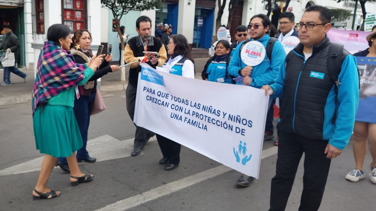 Colaboradores durante la marcha