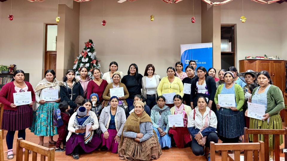 Entrega de certificados a madres participantes en Crianza Positiva