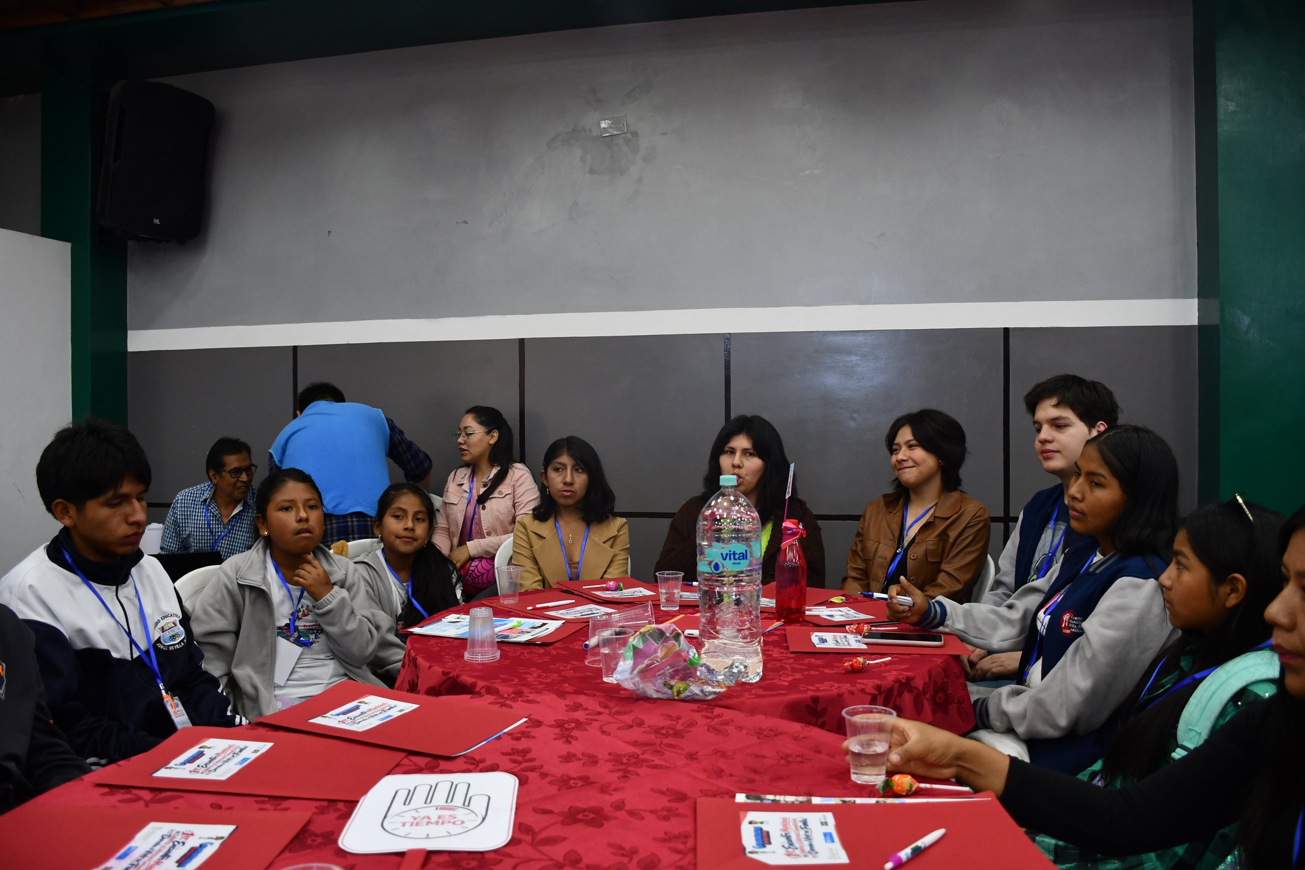 Líderes y lideresas comunitarios participan en el encuentro de Sucre