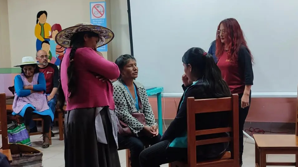 Participantes del taller compartiendo experiencias mediante dramatizaciones