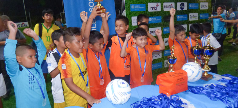 Niños festejan en la Copa SOS