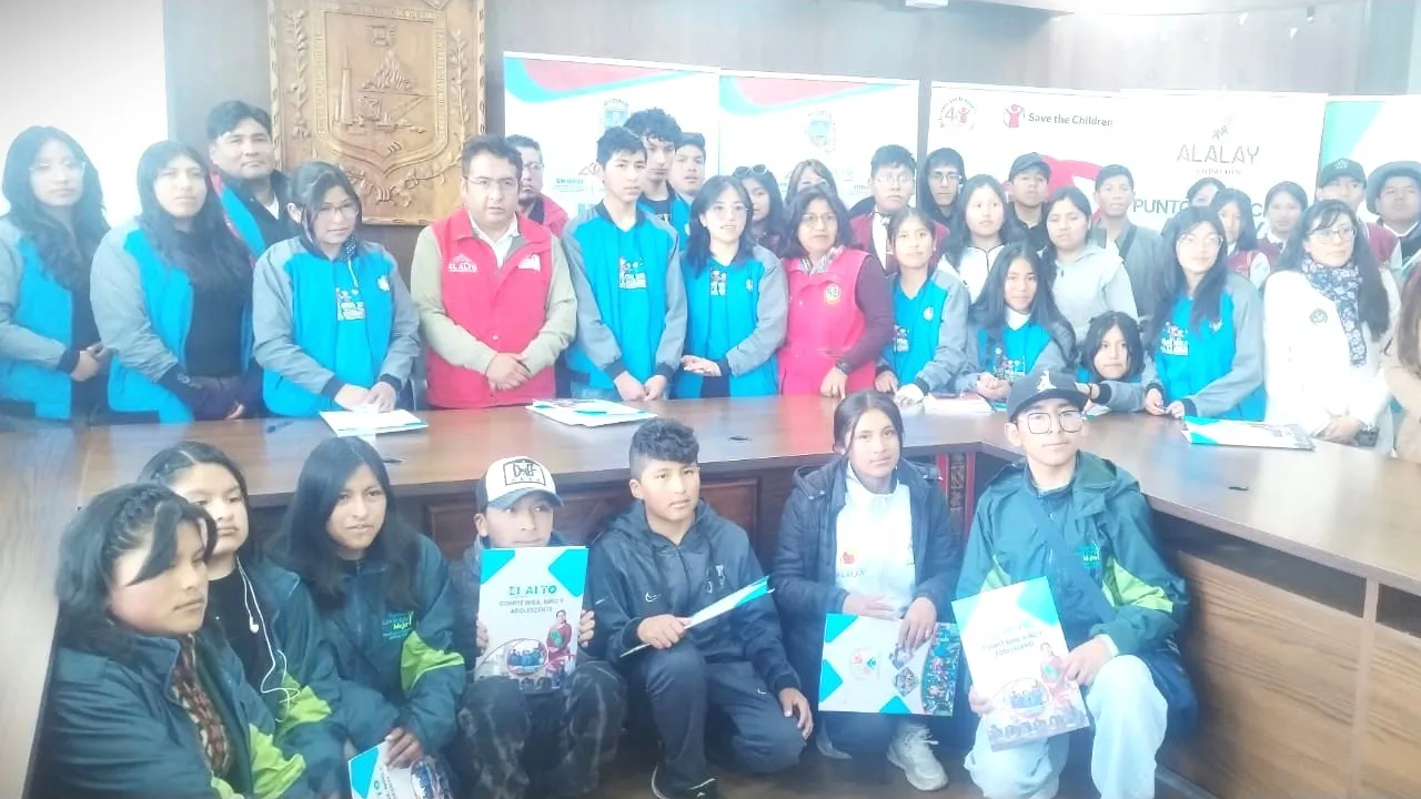 Niñas, niños y adolescentes durante la presentación de autoridades