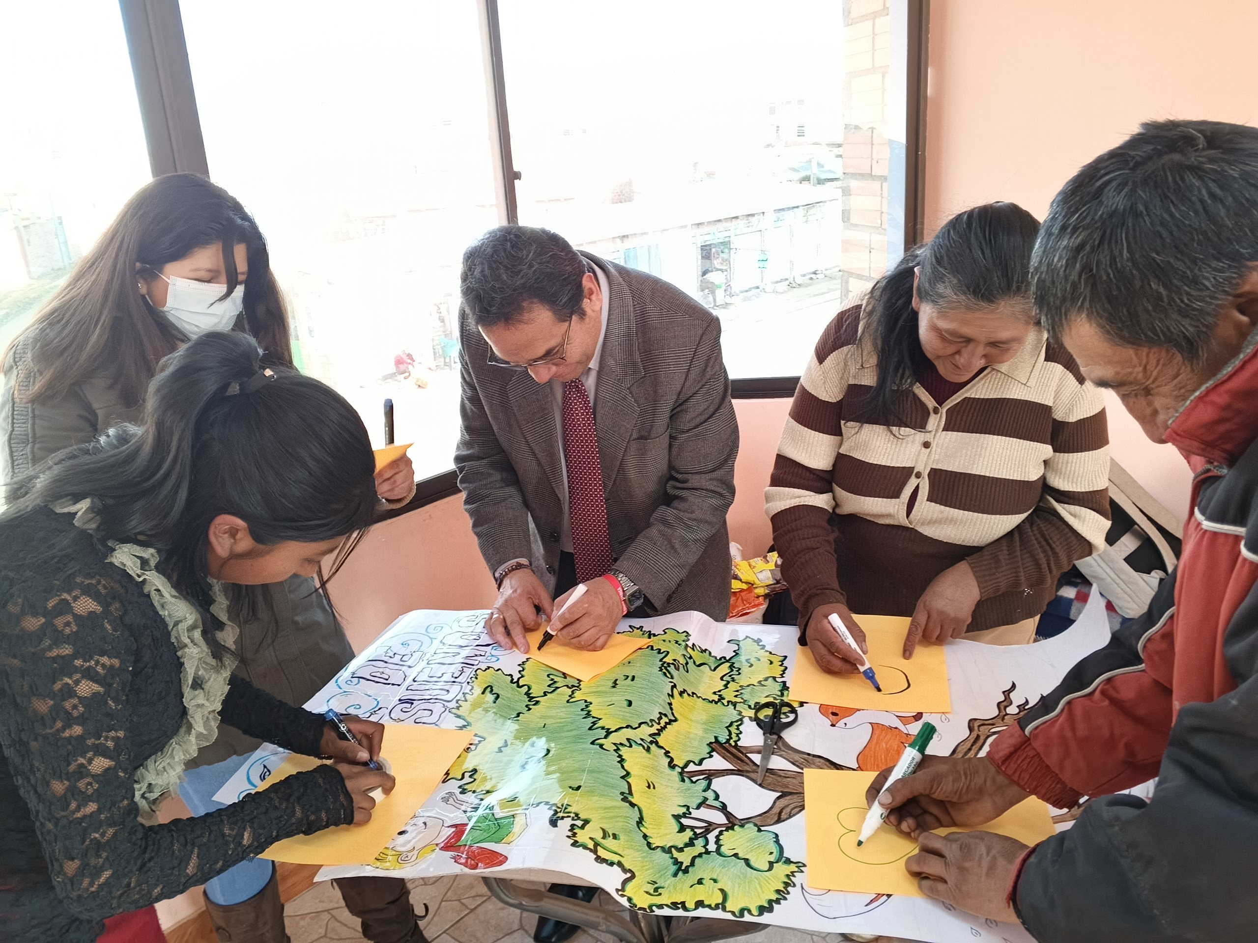 Representantes de MADISA y Aldeas Infantiles SOS Bolivia durante la alianza de Padrinazgo Empresarial