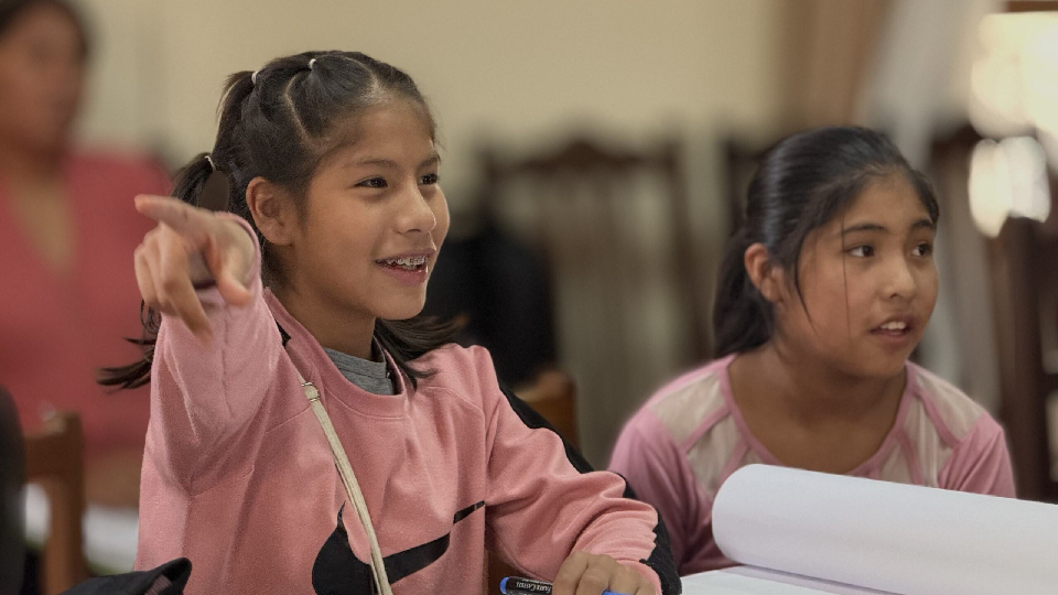Niñas, niños y adolescentes participando en el taller de oratoria y liderazgo en Cochabamba