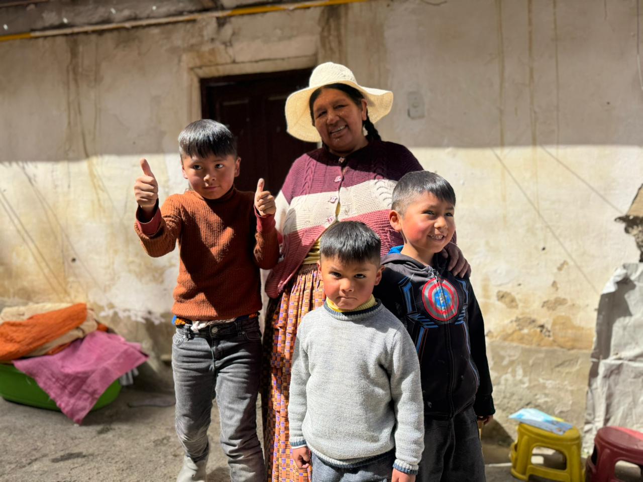 Juanita con sus nietos en casa
