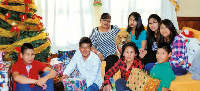 Arelly junto a su familia