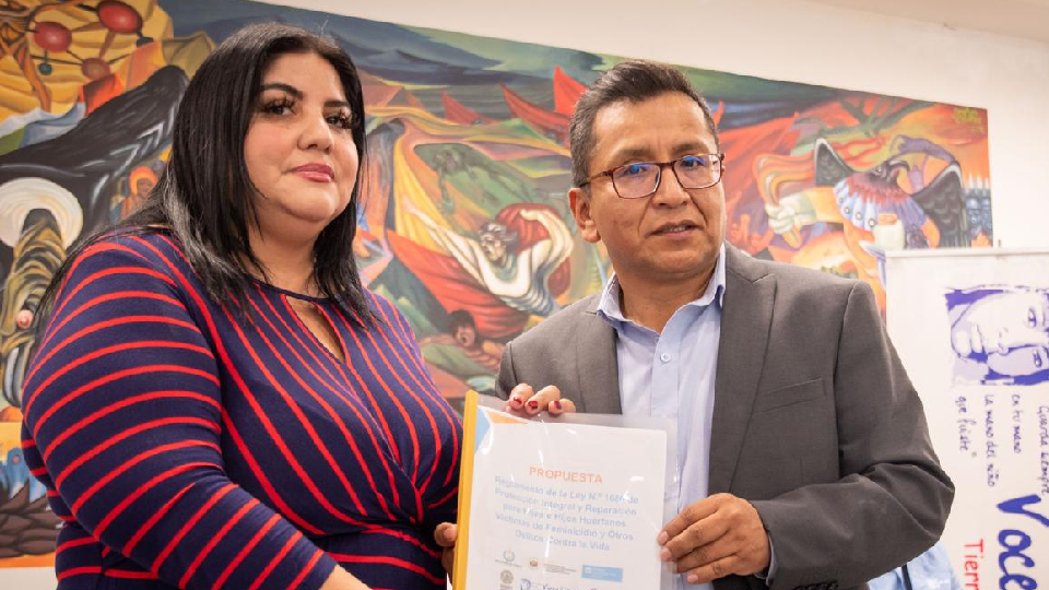 Autoridades y representantes de organizaciones durante la presentación del reglamento