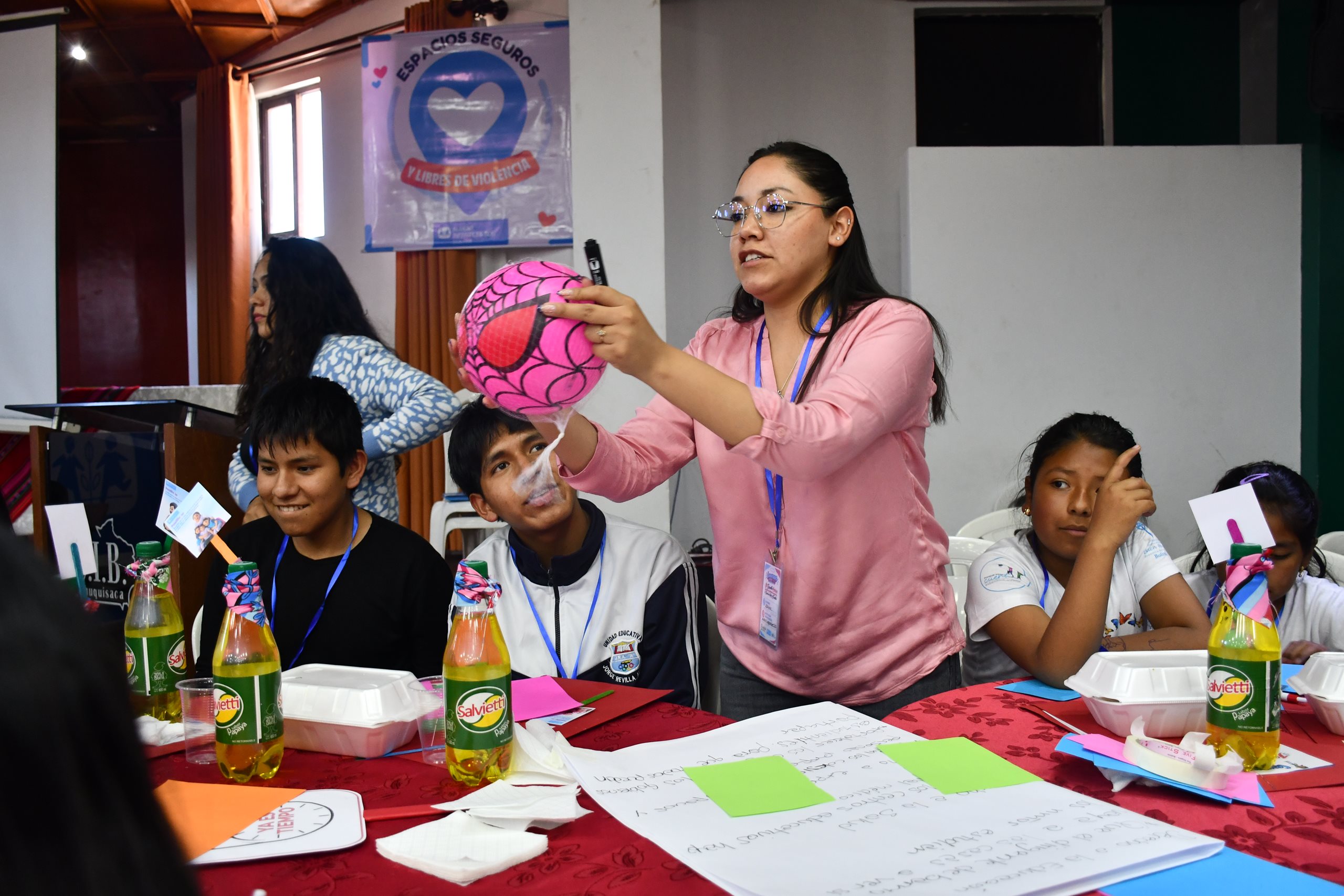 Representantes comunitarios comparten experiencias y propuestas para proteger a la niñez