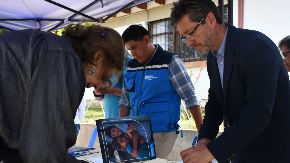 Presidente y Vicepresidente de la Junta Directiva firman el protocolo de salvaguarda