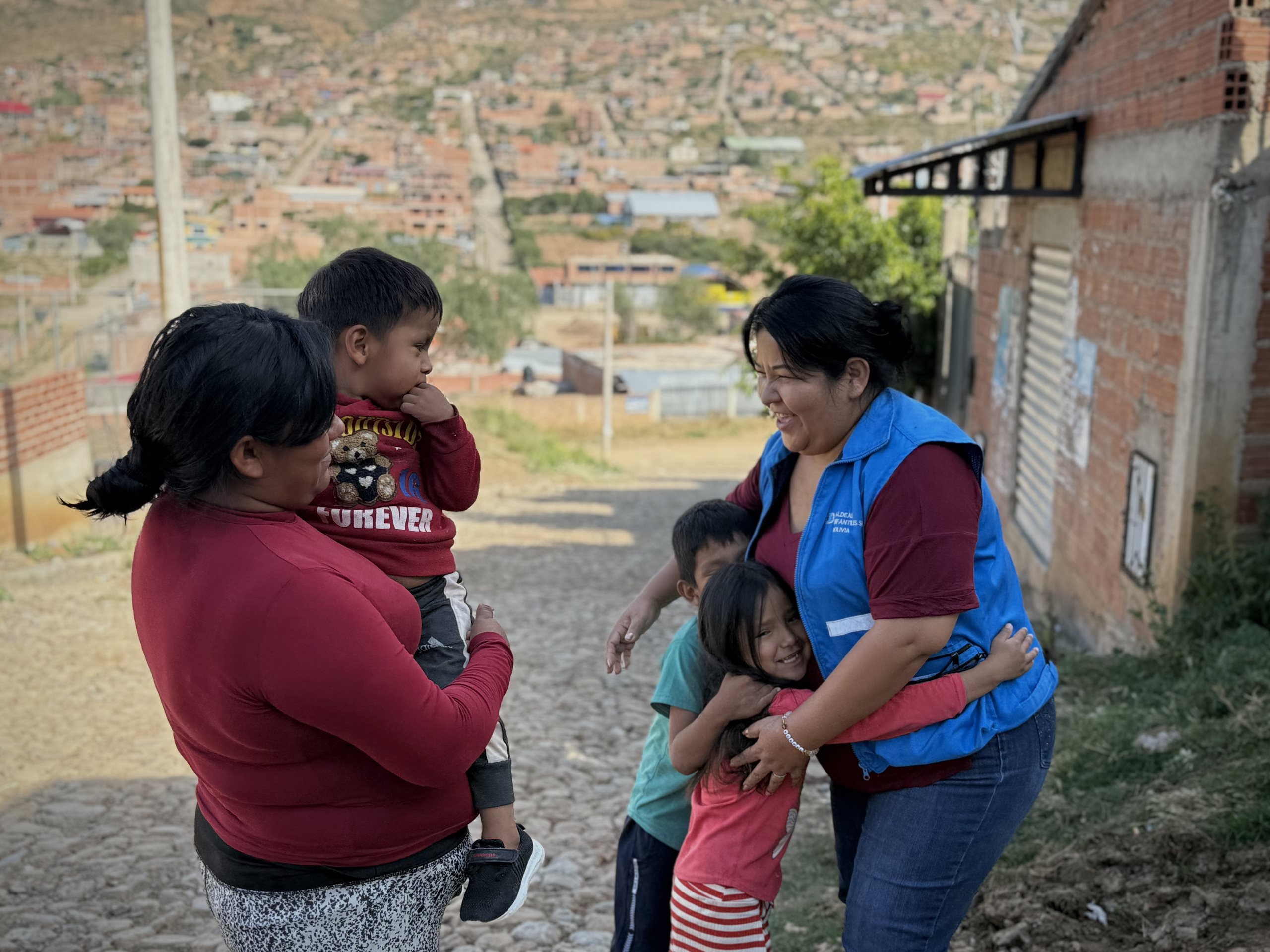 Jenny junto a sus hijos