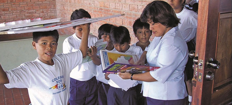 Estudiantes del colegio Hermann Gmeiner en Santa Cruz