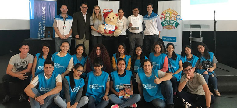 Colaboradores de Aldeas Infantiles SOS y Unifranz durante la firma del convenio