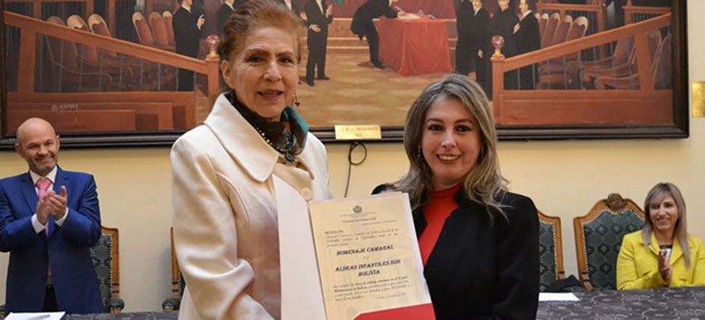 Ana Maria de Granda con  la diputada Ginna Torrez