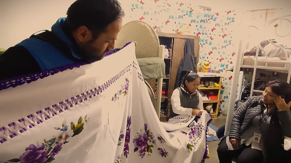 Mujeres emprendedoras mostrando sus productos