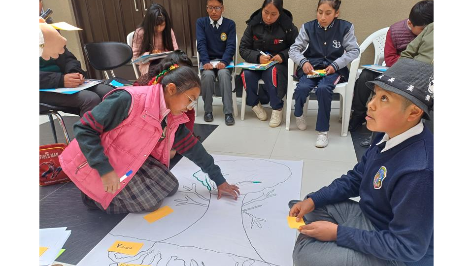 Niñas y niños en mesas de debate
