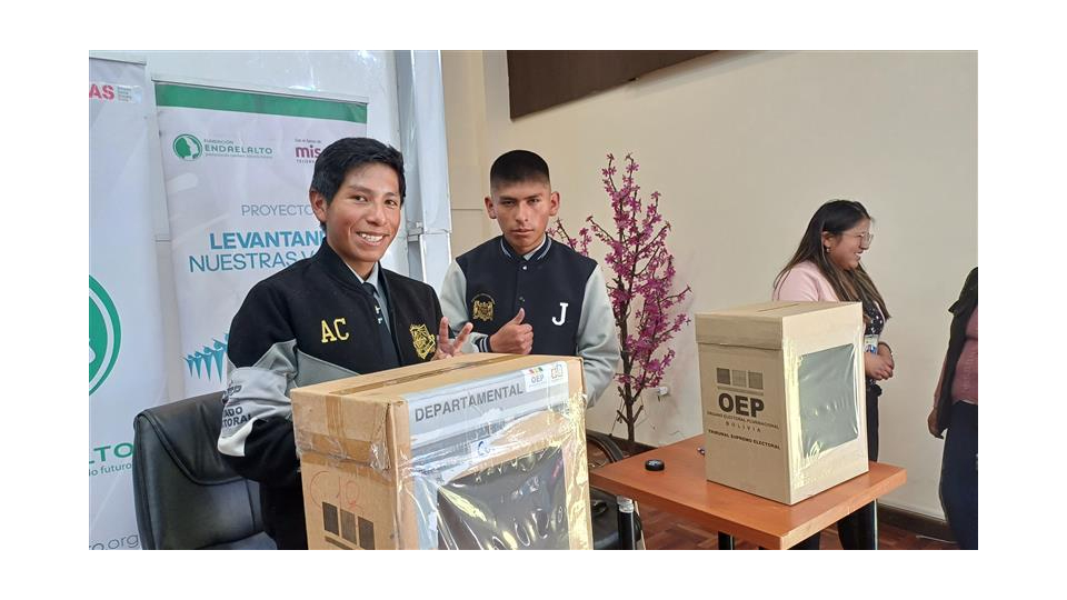 Autoridades y participantes en la clausura