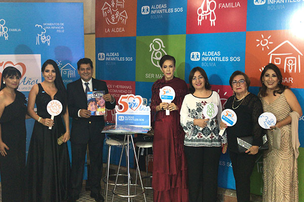 Colaboradores de Aldeas Infantiles SOS presentes en la premiación.