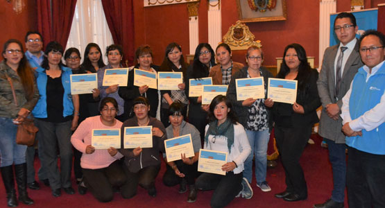 Educadoras de los centros infantiles certificadas en atención a niños y niñas en Oruro