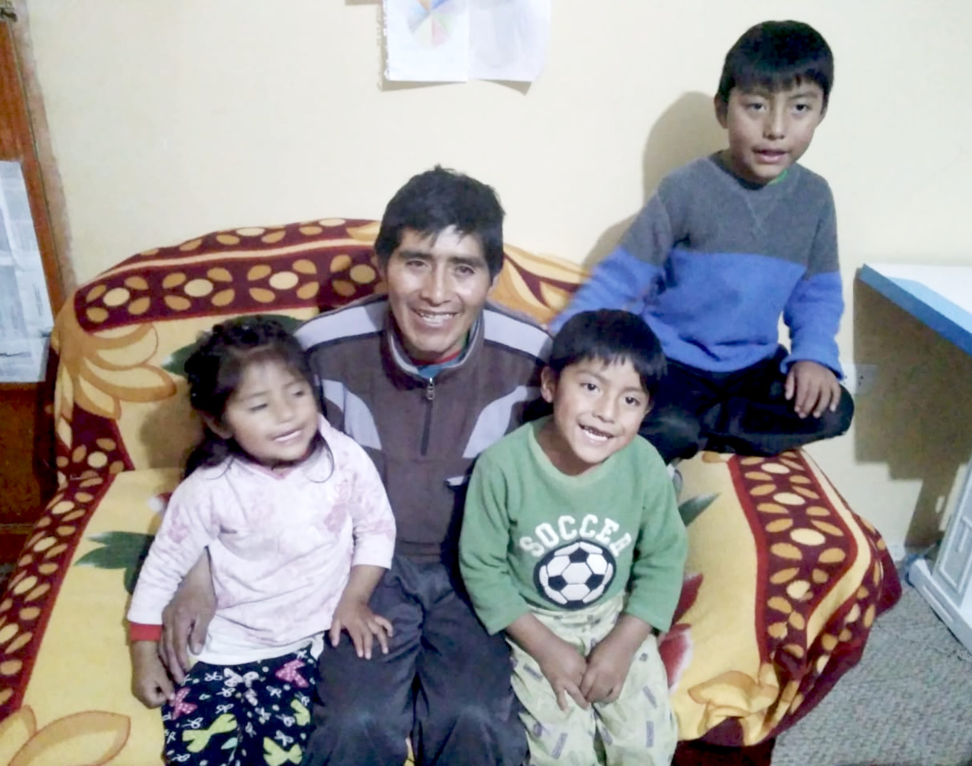 Ramiro junto a sus cinco hijos