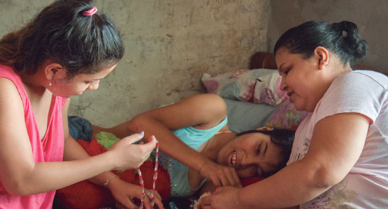 Claudia junto a sus hijas