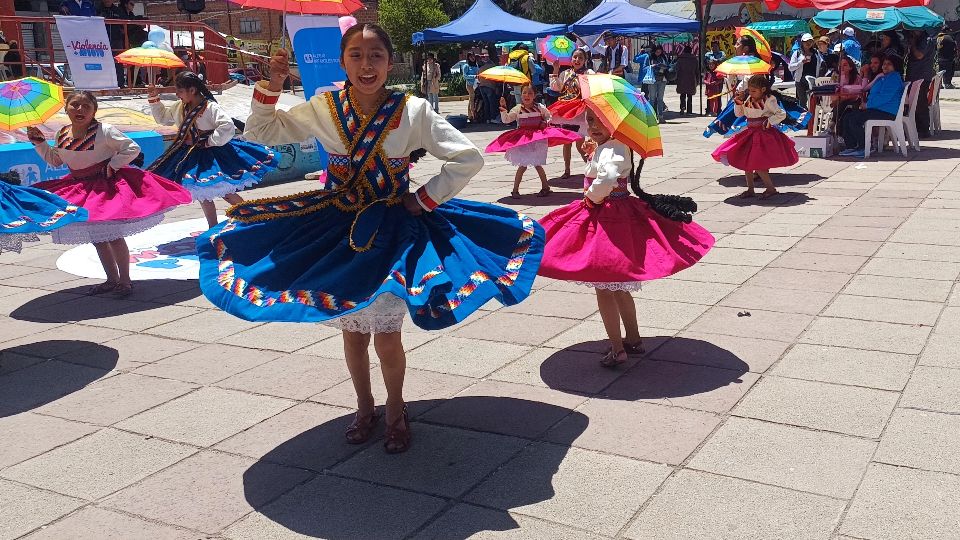 Niñas, niños y adolescentes presentando danzas en el festival Unidos por la Niñez