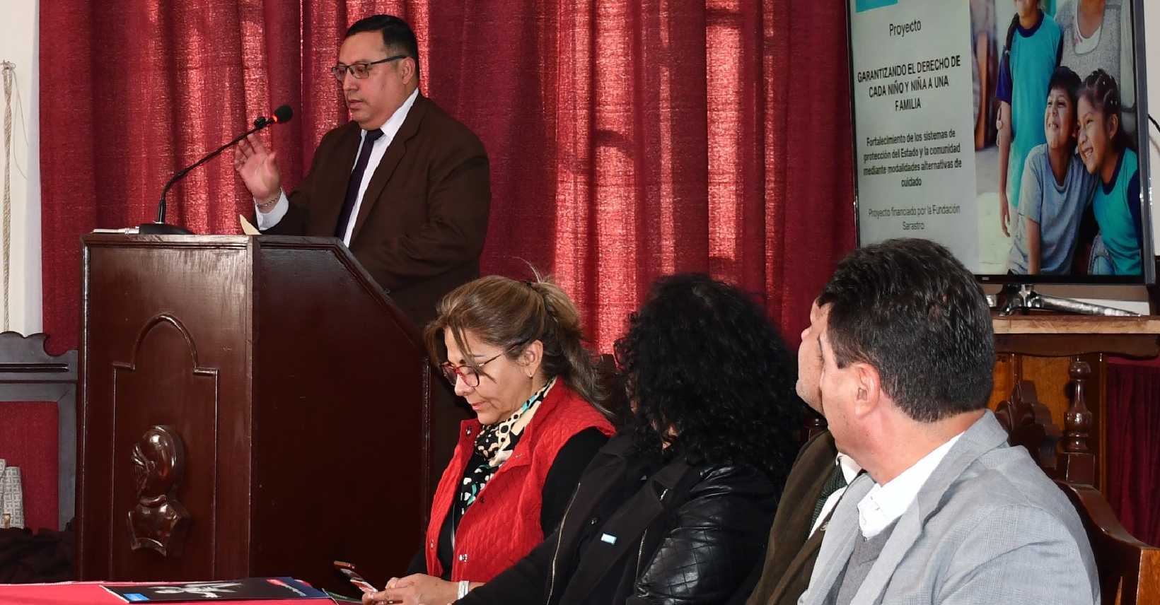 Autoridades locales en el acto de firma del convenio