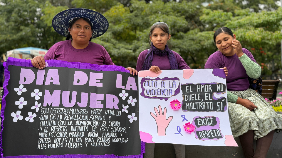 Madres del Servicio de Fortalecimiento Familiar participando en la marcha contra la violencia en Cochabamba