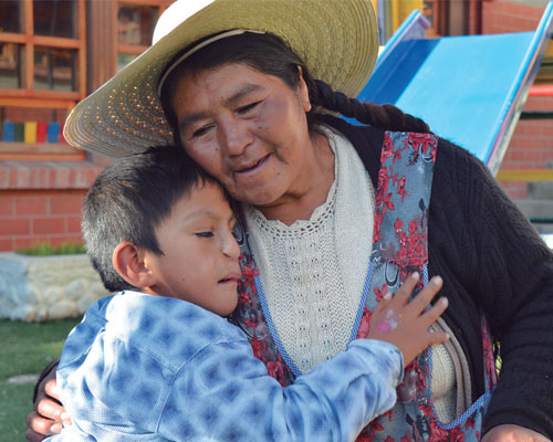 Jairo junto a su mamá