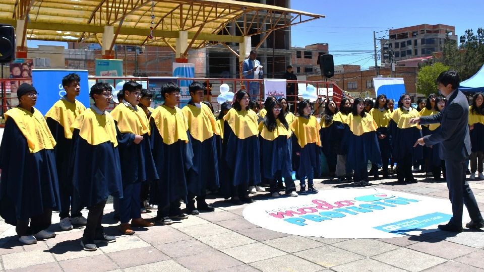 Coro del Colegio Adventista San José interpretando canciones de esperanza y solidaridad