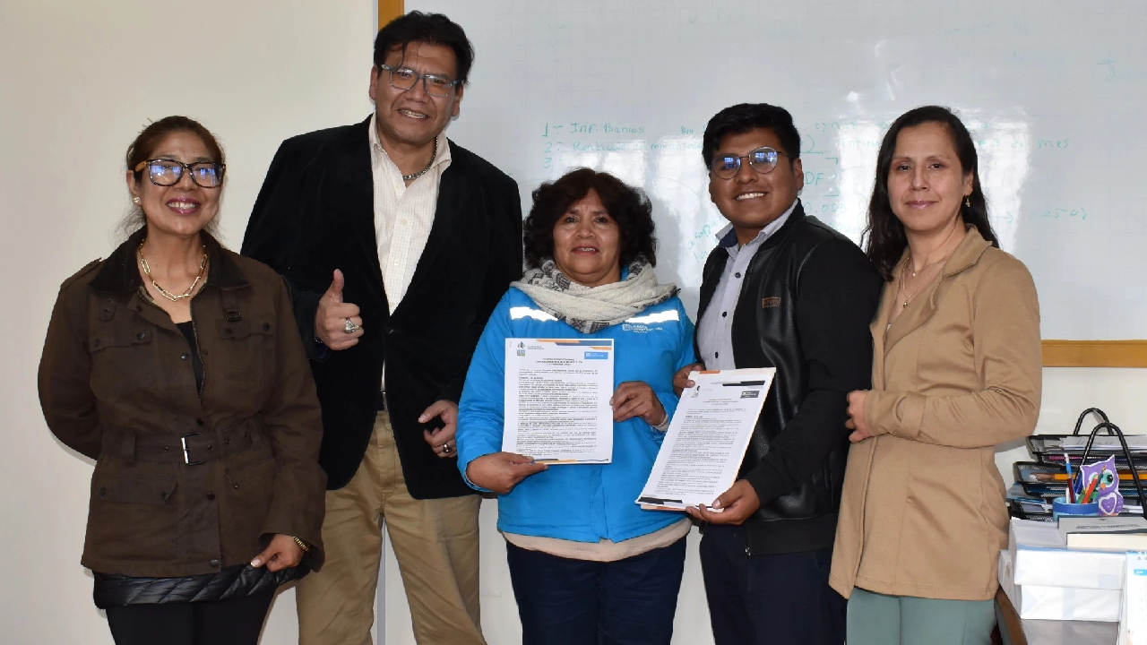 Representantes de ambas instituciones celebran la firma del convenio