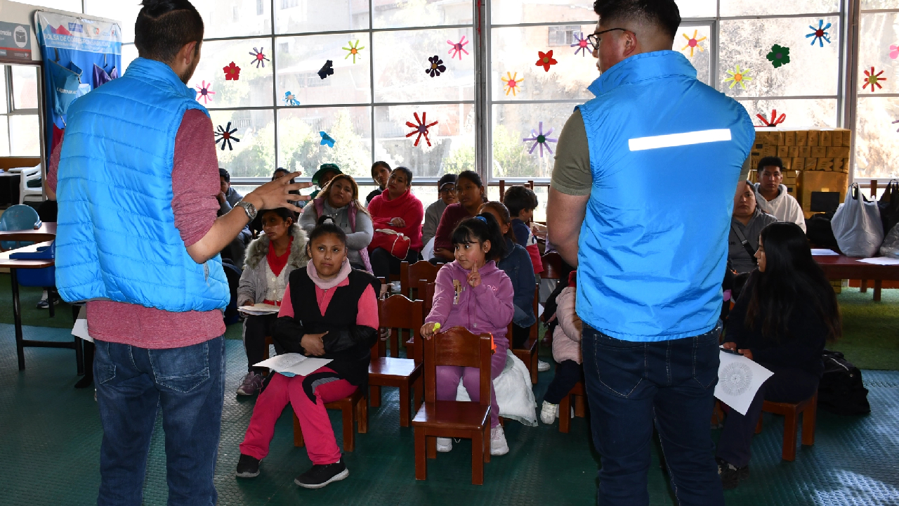 Facilitadora guiando el trabajo en grupos