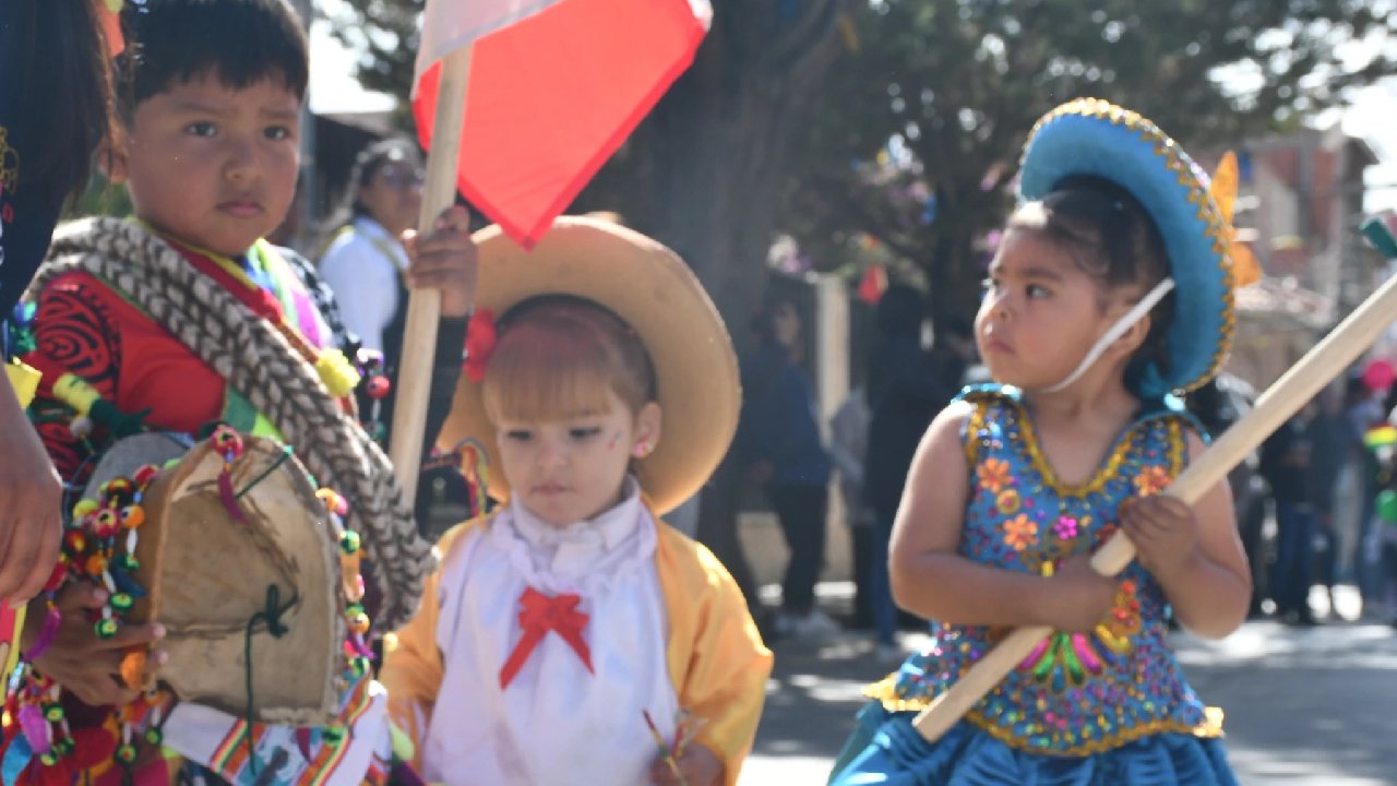 Desfile infantil por el Bicentenario en Sucre