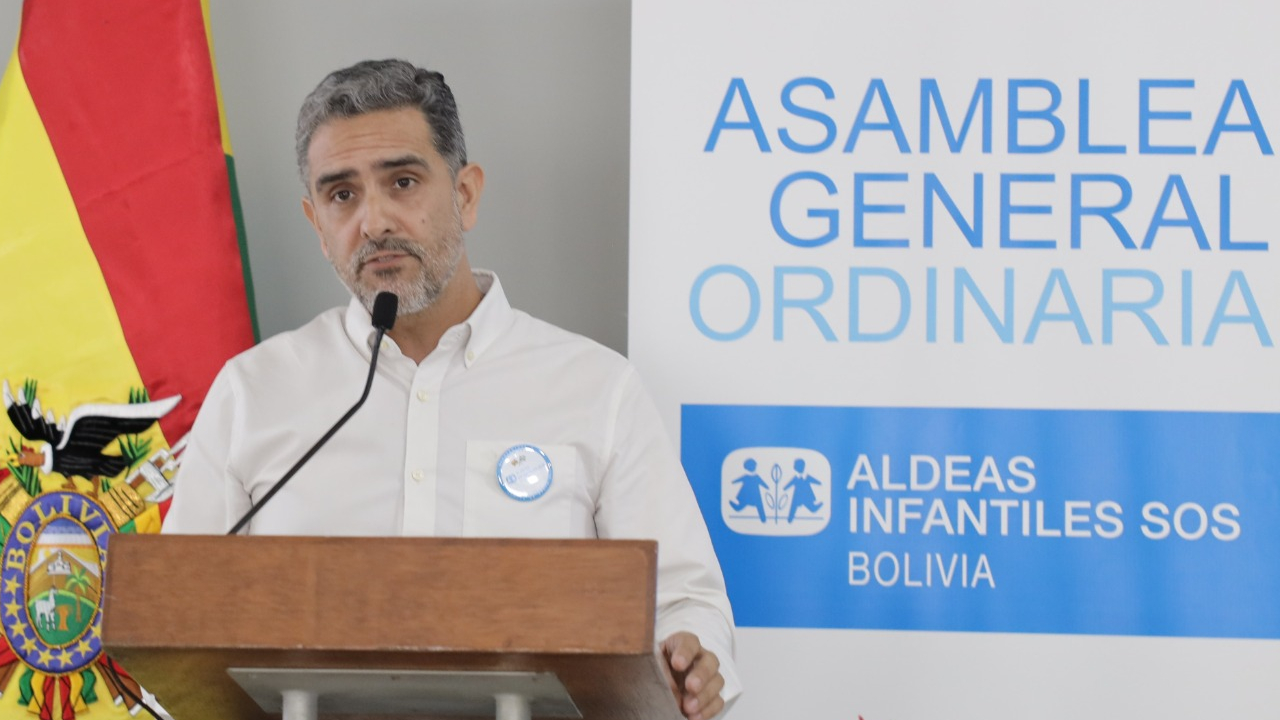 Miembros de la asamblea revisando el informe financiero