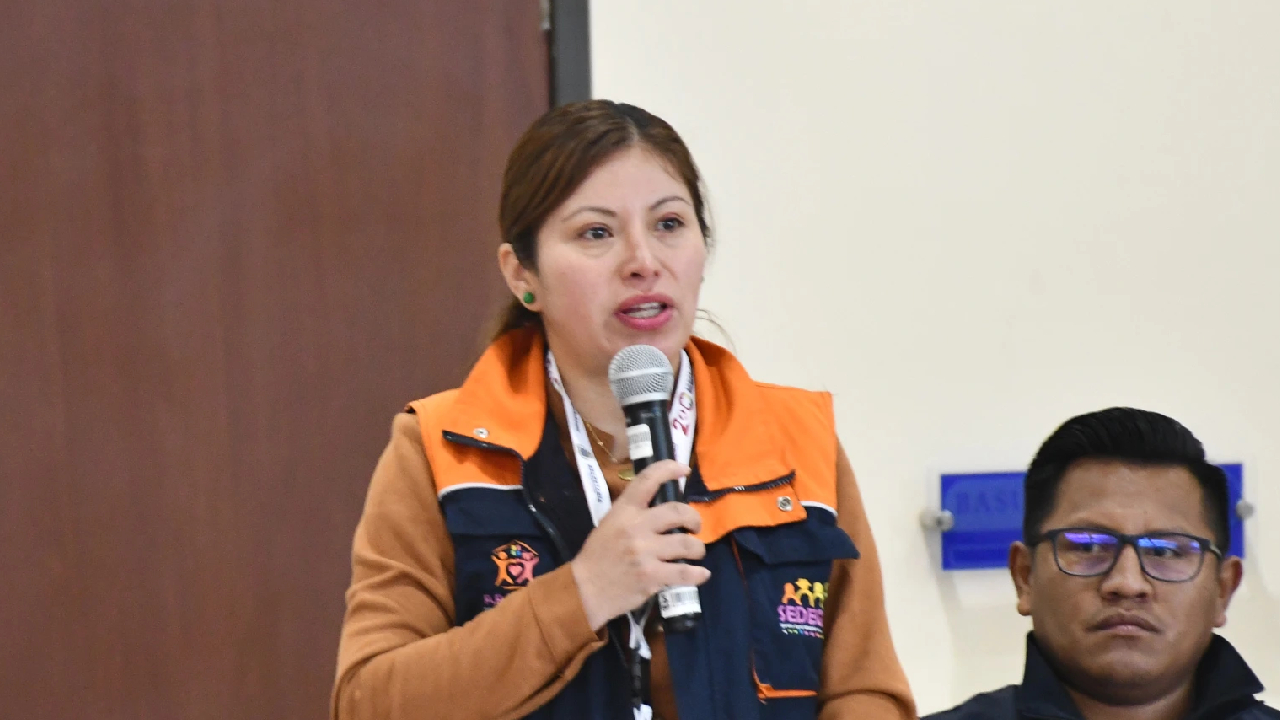 Autoridades inaugurando el taller