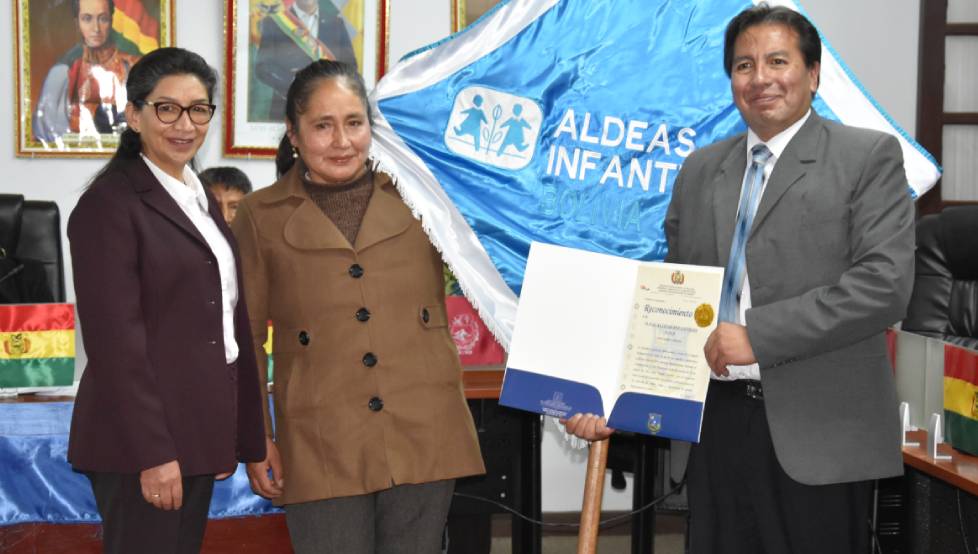 La Senadora Nacional Vania Rocha Muñoz realizó la entrega del reconocimiento