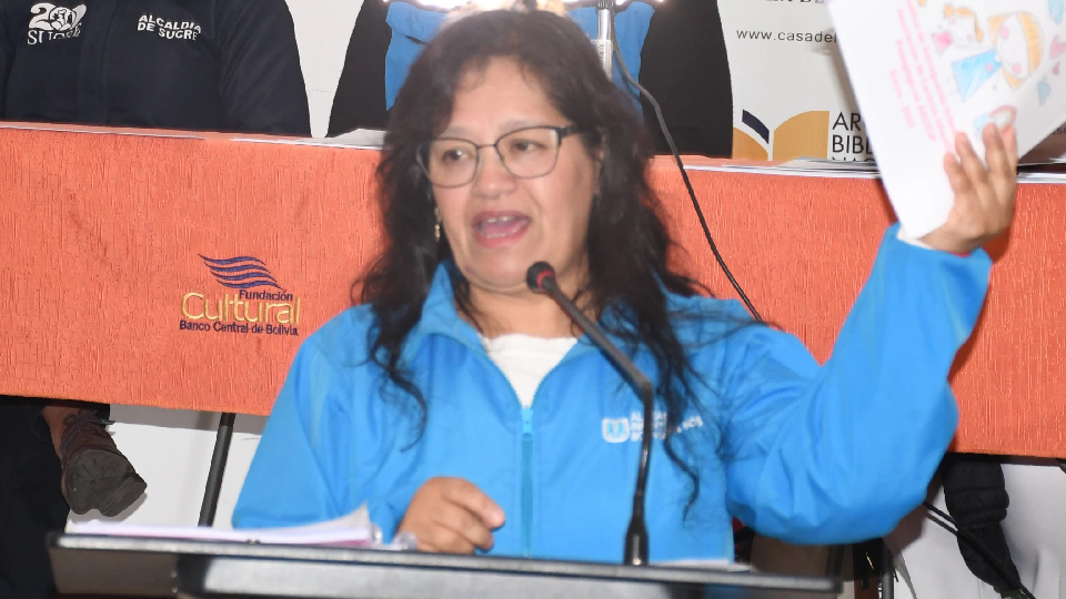 Ninoska Uribe presentando la Política