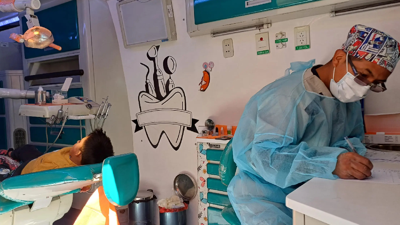 Niña sonriendo tras recibir atención dental