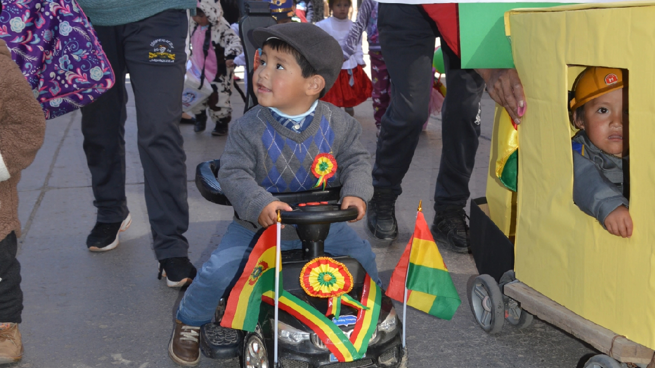 Niñas y niños participan en desfile en Potosí