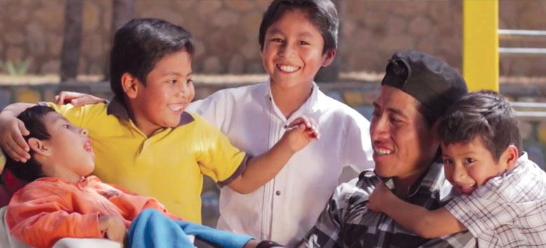 Ramiro junto a sus cinco hijos
