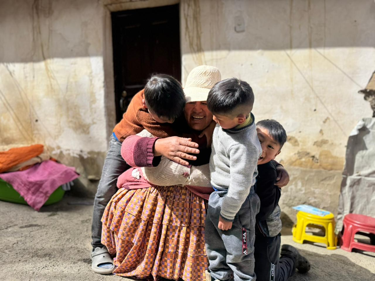 Juana junto a sus nietos
