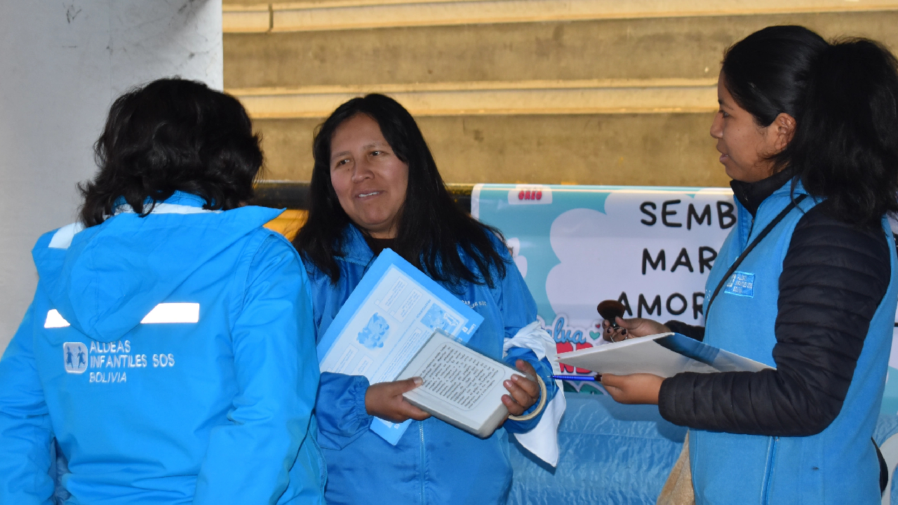 Adolescentes del Distrito 8 participando en el evento